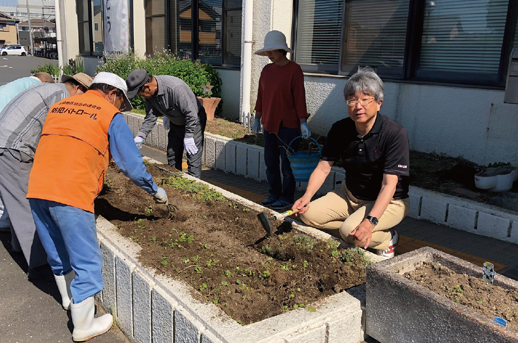 まち協の花壇づくりに参加
